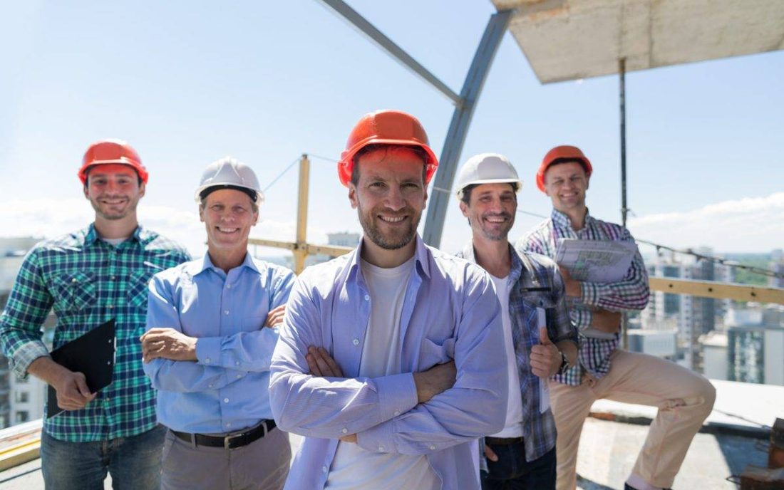 Equipo de técnicos y supervisores con casco